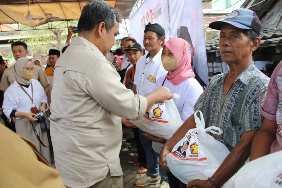 Ahmad Muzani Serahkan Bantuan Gerindra untuk Korban Banjir di Jateng - JPNN.COM