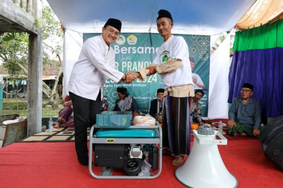 Santri Dukung Ganjar Jabar Salurkan Sejumlah Bantuan kepada Ponpes Al-Barkah - JPNN.COM