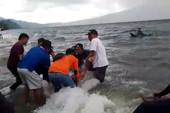 Berenang di Pantai Pelangi, Pengantin Baru Ditemukan Tak Bernyawa - JPNN.COM