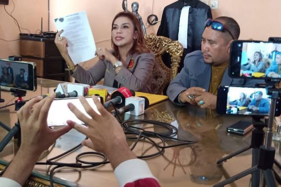 Dituduh Mencuri, Mantan Pengacara Cynthiara Alona Bilang Begini - JPNN.COM