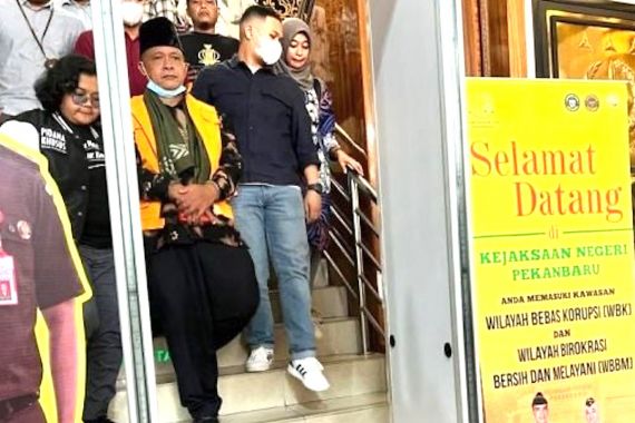 Jadi Tahanan Kasus Korupsi, Eks Rektor UIN Riau Ketahuan Pakai Ponsel di Rutan - JPNN.COM