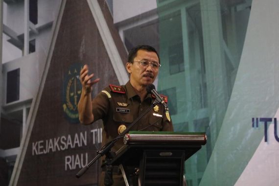 Eks Rektor UIN Suska Mengaku Transfer Rp 713 Juta kepada Oknum Jaksa, Kajati Heran soal WA - JPNN.COM