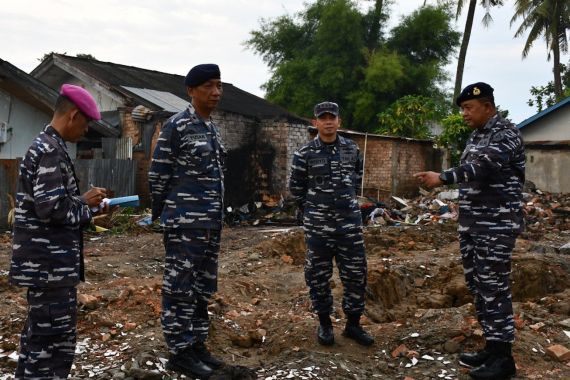 KSAL Serahkan Santunan Kepada Korban Kebakaran Rumah Dinas TNI AL - JPNN.COM