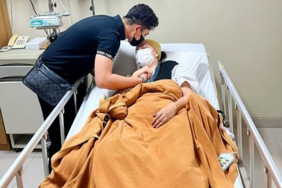 Kondisi Terkini Venna Melinda Setelah Jadi Korban KDRT, Terbaring di Rumah Sakit  - JPNN.COM