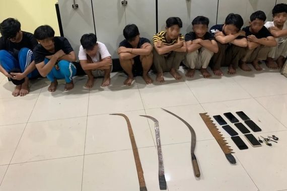 9 Pemuda Ini Diamankan Polisi di Jalanan Bekasi, Lihat Senjata Mereka, Duh! - JPNN.COM