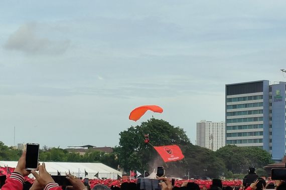 Atraksi Terjun Payung di HUT PDIP, Megawati Serahkan Bendera Merah Putih kepada Jokowi - JPNN.COM