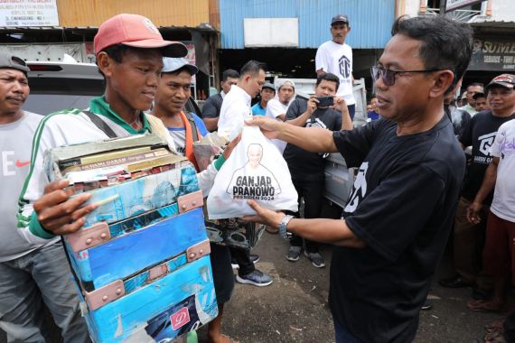 Gardu Ganjar Salurkan Ribuan Paket Sembako ke Pedagang Pasar di Serang - JPNN.COM