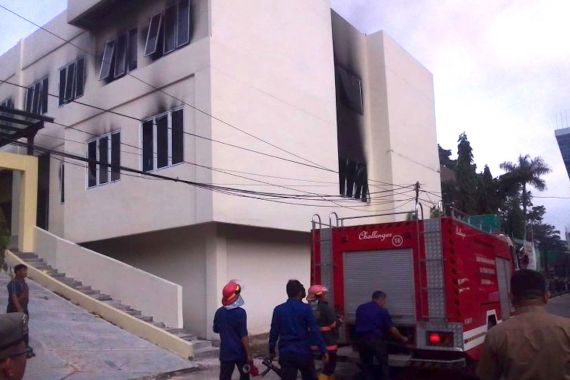 2 Bocah Lihat Api di Tumpukan Kertas, Gedung Riset Polsri Palembang Terbakar - JPNN.COM