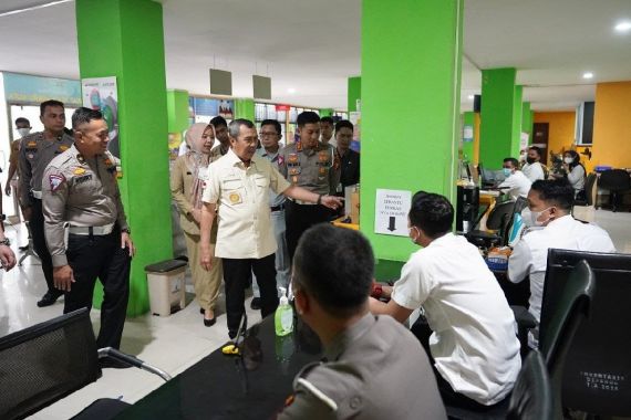 Gubernur Syamsuar Janjikan Penghapusan Denda Pajak di Riau, Kapan? - JPNN.COM