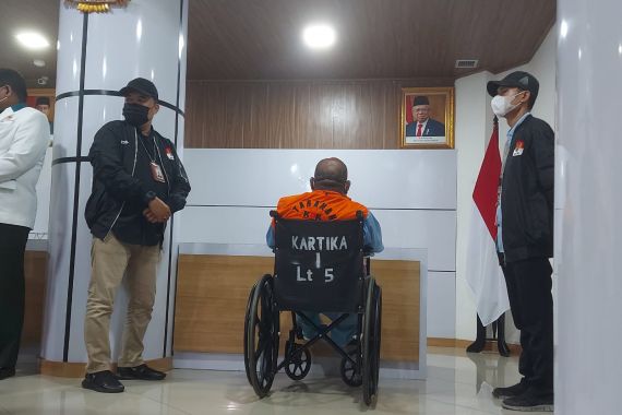 Lihat Tuh, Lukas Enembe Pakai Rompi Tahanan KPK Didorong dengan Kursi Roda - JPNN.COM