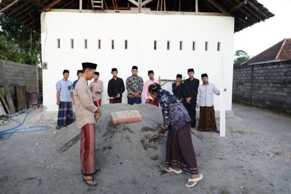 Gus-Gus Nusantara Jatim Serahkan Bantuan untuk Pembangunan Pondok Pesantren - JPNN.COM