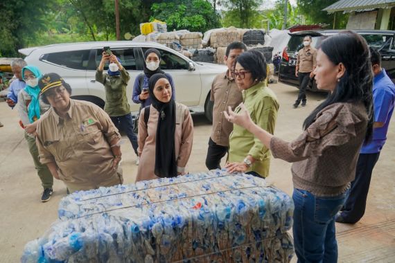 Menteri Siti Nurbaya Tinjau Tempat Pengelolaan Sampah di Kawasan Pemukiman Mewah, Begini Harapannya - JPNN.COM