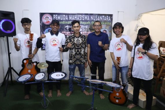 Pemuda & Mahasiswa Pendukung Ganjar Beri Alat Musik kepada Milenial di Duren Sawit - JPNN.COM
