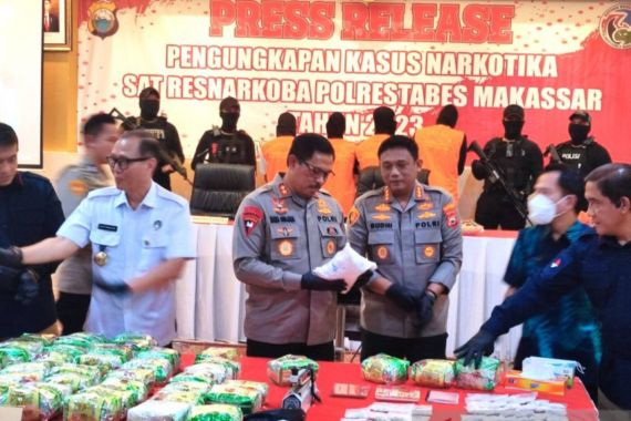 Polrestabes Makassar Bongkar Pengiriman Sabu-Sabu 43,6 Kg & Ribuan Ekstasi - JPNN.COM
