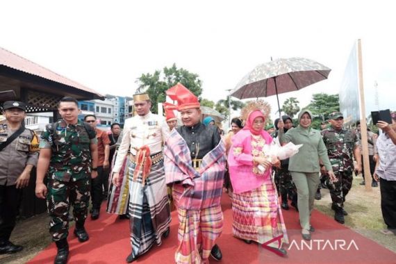Jenderal Dudung Abdurachman Diberi Gelar Adat Daeng Malewa - JPNN.COM