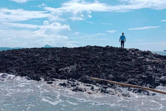 Penampakan Pulau Baru di Tanimbar Pascagempa, Batu Bercampur Lumpur Hitam - JPNN.COM