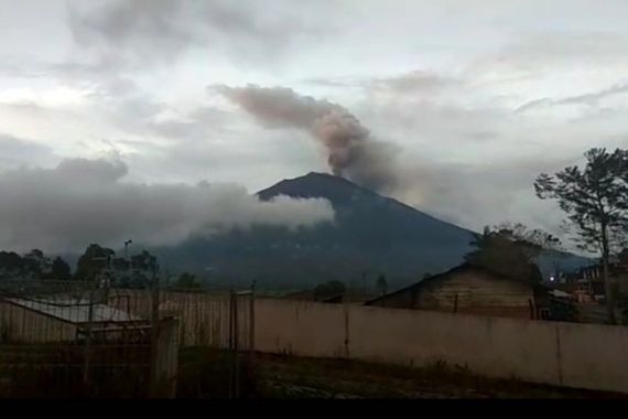 Makin Tinggi, Semburan Abu Gunung Kerinci Mencapai 1.200 meter - JPNN.COM