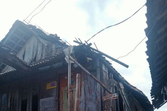Puluhan Rumah di Lombok Timur Rusak Akibat Puting Beliung - JPNN.COM
