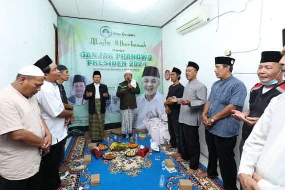 Santri Dukung Ganjar Beri Karpet hingga Sembako ke Majelis Taklim di Pesanggrahan - JPNN.COM