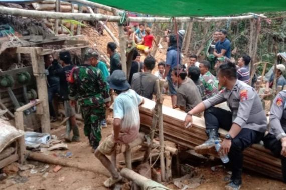 Detik-Detik Anggota TNI Berpangkat Pratu dan 1 Warga Tewas di Lubang Tambang Emas Ilegal - JPNN.COM
