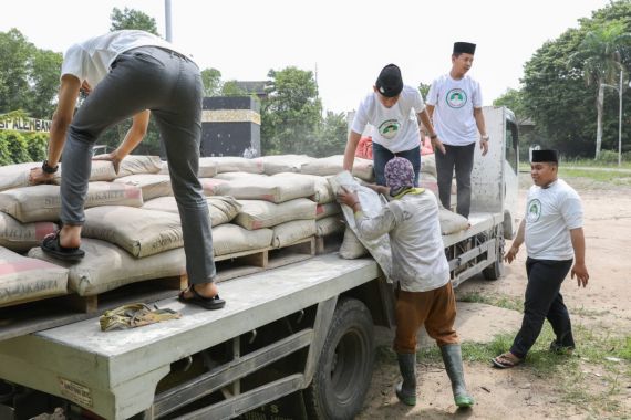 Santri Dukung Ganjar Sumsel Salurkan Bantuan untuk Ponpes Sultan Mahmud Badaruddin - JPNN.COM