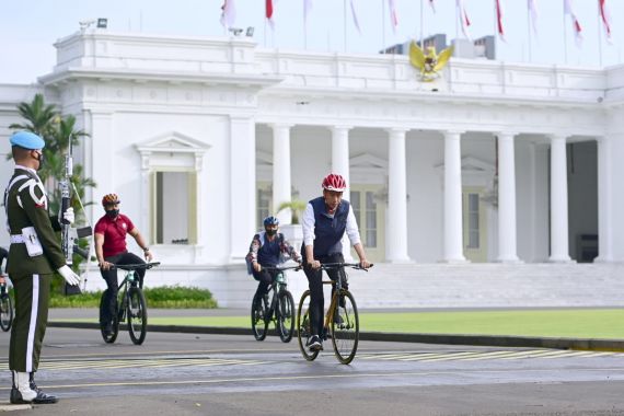 Pagi-pagi, Jokowi Tinggalkan Istana dengan Sepeda, Mau ke Mana, Pak? - JPNN.COM