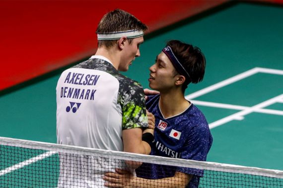 Juara Malaysia Open 2023, Viktor Axelsen Lempar Raket ke Tribune - JPNN.COM