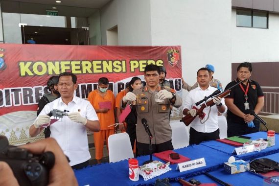 Jual Senjata Api Ilegal, Dua Pemuda di Pekanbaru Ditangkap Polisi, Lihat Barang Buktinya - JPNN.COM