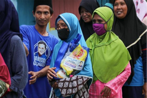 Sukarelawan Erick Thohir Bawa Ratusan Bantuan Sembako untuk Warga - JPNN.COM