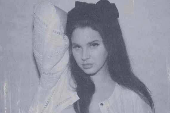 Lana Del Rey Pamer Dada di Sampul Album, Jadwal Rilis Ditunda - JPNN.COM