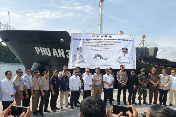 Bea Cukai Parepare Turut Melepas Ekspor Perdana 3.800 Ton Bungkil Sawit ke Thailand - JPNN.COM