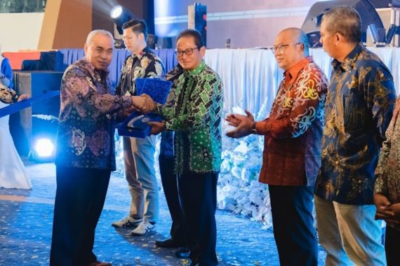 Pupuk Kalimantan Timur Raih Penghargaan dari Pemprov Kaltim - JPNN.COM