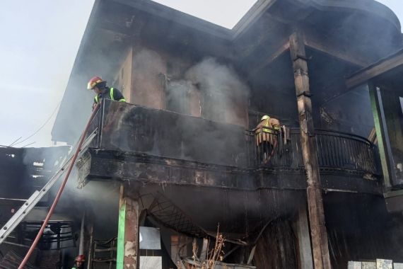 Kebakaran Toko Material di Bekasi, Ibu dan Dua Anak Tewas - JPNN.COM
