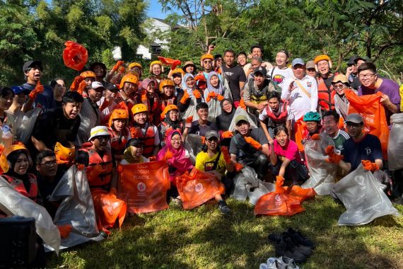 World Clean-up Day Indonesia bersama Konten Kreator Bersihkan Sampah di Sungai Ciliwung - JPNN.COM