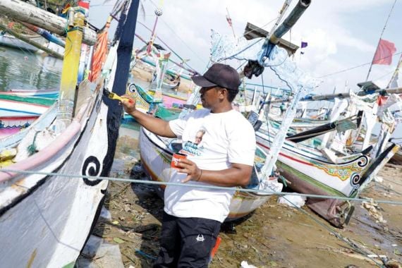 Komunitas Nelayan Pendukung Ganjar Merenovasi Perahu Pelaut di Madura - JPNN.COM