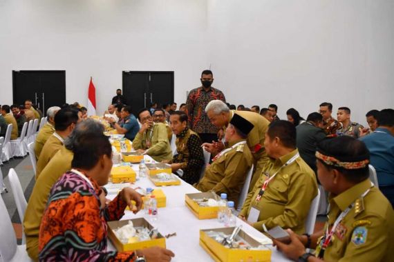 Jokowi Ajak Gubernur, Kapolda, dan Pangdam Makan Bersama, Lihat Siapa yang Semeja? - JPNN.COM