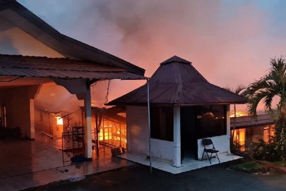 Rumah Dinas Kapolda Papua Ludes Terbakar, Terdengar Teriakan & Ledakan - JPNN.COM