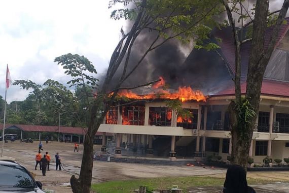 Gedung DPRD Inhu Terbakar, Api Membara di Lantai 2 - JPNN.COM