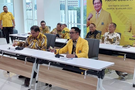 Ridwan Kamil Resmi Masuk Golkar, Airlangga: Makin Ganteng dan Cerah - JPNN.COM
