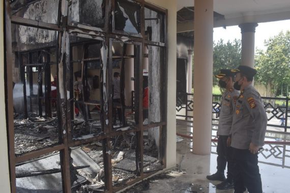 Gedung DPRD Inhu Terbakar, Polda Riau Turunkan Tim Labor - JPNN.COM