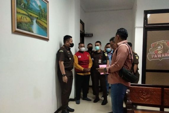Jadi Tersangka Korupsi Dana Desa, Kades Krai Lumajang Ditahan Jaksa - JPNN.COM