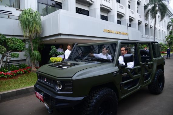 Saat Prabowo Bawa Kendaraan Taktis Sopiri Jokowi, Ratusan Jenderal TNI-Polri Melihat - JPNN.COM