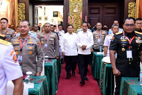 Prabowo Kumpulkan Ratusan Jenderal TNI-Polri Berpengaruh, Jokowi Lalu Dipersilakan Bicara - JPNN.COM