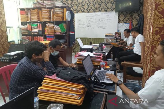 Polisi Amankan Duit dari OTT 2 Wartawan Pemeras Kades, Lumayan - JPNN.COM