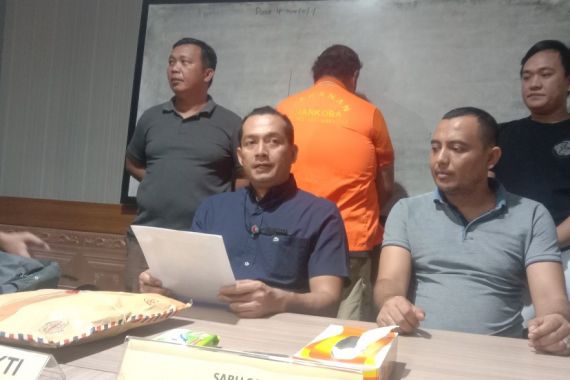 Bersihkan Kontrakan, RR Temukan Barang Haram, Lalu Ditangkap Polisi - JPNN.COM
