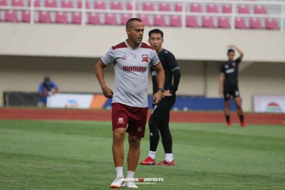 Jamu Persib Bandung, Pelatih Madura United Bilang Begini Soal Luis Milla - JPNN.COM