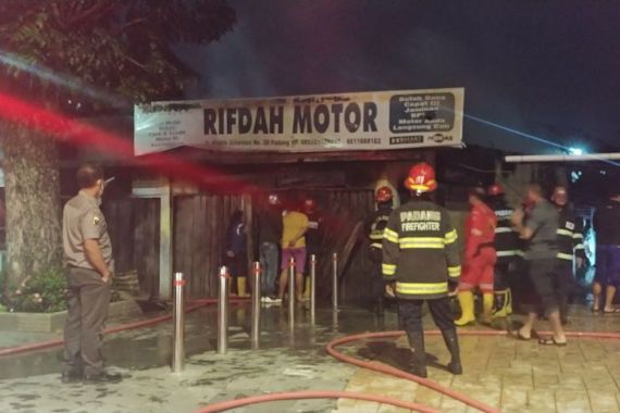 2 Petak Toko dan 50 Sepeda Motor Ludes Terbakar di Padang, Sebegini Kerugiannya - JPNN.COM