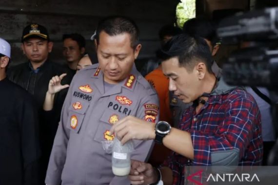 Pabrik Rumahan di Bandung Digerebek Polisi, Garpu Tak Berkutik - JPNN.COM
