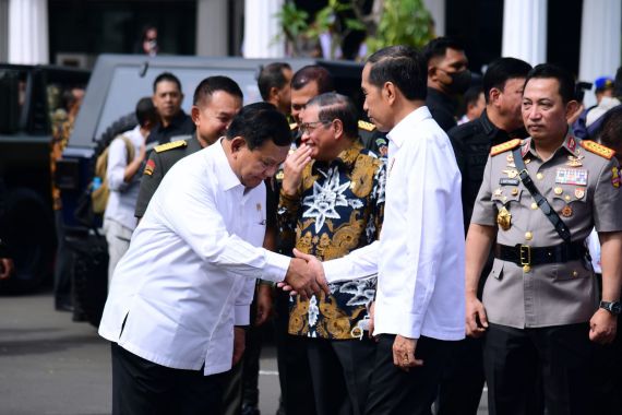 Prabowo Sampai Menunduk Salam Jokowi yang Ingin Pulang, Kapolri Melirik, Lihat - JPNN.COM
