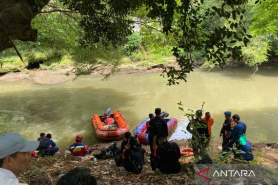 Bocah yang Hanyut di Kali Ciliwung Belum Ditemukan - JPNN.COM